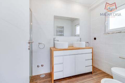 Oportunidade Única: Moradia T3+1 remodelada com dois pisos (RC+ Cave) e logradouro com 827m², no Mucifal, Colares!