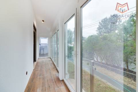 Oportunidade Única: Moradia T3+1 remodelada com dois pisos (RC+ Cave) e logradouro com 827m², no Mucifal, Colares!