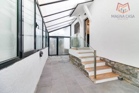 Oportunidade Única: Moradia T3+1 remodelada com dois pisos (RC+ Cave) e logradouro com 827m², no Mucifal, Colares!