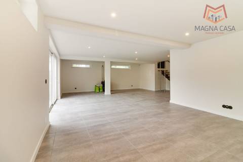 Oportunidade Única: Moradia T3+1 remodelada com dois pisos (RC+ Cave) e logradouro com 827m², no Mucifal, Colares!