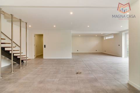 Oportunidade Única: Moradia T3+1 remodelada com dois pisos (RC+ Cave) e logradouro com 827m², no Mucifal, Colares!