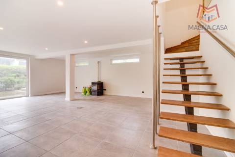 Oportunidade Única: Moradia T3+1 remodelada com dois pisos (RC+ Cave) e logradouro com 827m², no Mucifal, Colares!