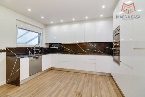 Oportunidade Única: Moradia T3+1 remodelada com dois pisos (RC+ Cave) e logradouro com 827m², no Mucifal, Colares!