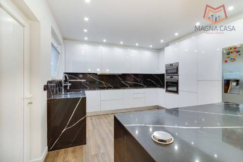 Oportunidade Única: Moradia T3+1 remodelada com dois pisos (RC+ Cave) e logradouro com 827m², no Mucifal, Colares!