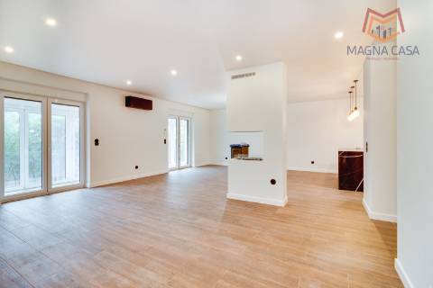 Oportunidade Única: Moradia T3+1 remodelada com dois pisos (RC+ Cave) e logradouro com 827m², no Mucifal, Colares!