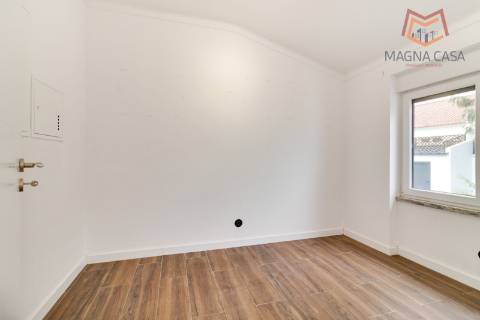 Oportunidade Única: Moradia T3+1 remodelada com dois pisos (RC+ Cave) e logradouro com 827m², no Mucifal, Colares!