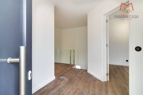 Oportunidade Única: Moradia T3+1 remodelada com dois pisos (RC+ Cave) e logradouro com 827m², no Mucifal, Colares!