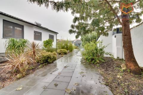 Oportunidade Única: Moradia T3+1 remodelada com dois pisos (RC+ Cave) e logradouro com 827m², no Mucifal, Colares!