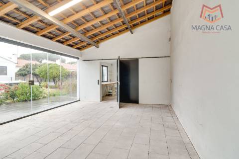 Oportunidade Única: Moradia T3+1 remodelada com dois pisos (RC+ Cave) e logradouro com 827m², no Mucifal, Colares!