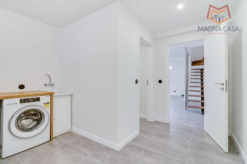 Oportunidade Única: Moradia T3+1 remodelada com dois pisos (RC+ Cave) e logradouro com 827m², no Mucifal, Colares!