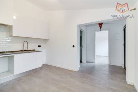 Oportunidade Única: Moradia T3+1 remodelada com dois pisos (RC+ Cave) e logradouro com 827m², no Mucifal, Colares!