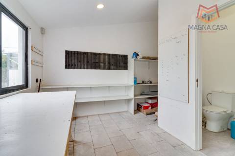 Oportunidade Única: Moradia T3+1 remodelada com dois pisos (RC+ Cave) e logradouro com 827m², no Mucifal, Colares!