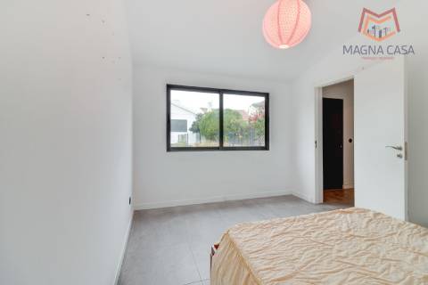 Oportunidade Única: Moradia T3+1 remodelada com dois pisos (RC+ Cave) e logradouro com 827m², no Mucifal, Colares!