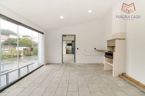 Oportunidade Única: Moradia T3+1 remodelada com dois pisos (RC+ Cave) e logradouro com 827m², no Mucifal, Colares!