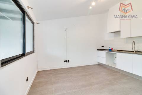 Oportunidade Única: Moradia T3+1 remodelada com dois pisos (RC+ Cave) e logradouro com 827m², no Mucifal, Colares!