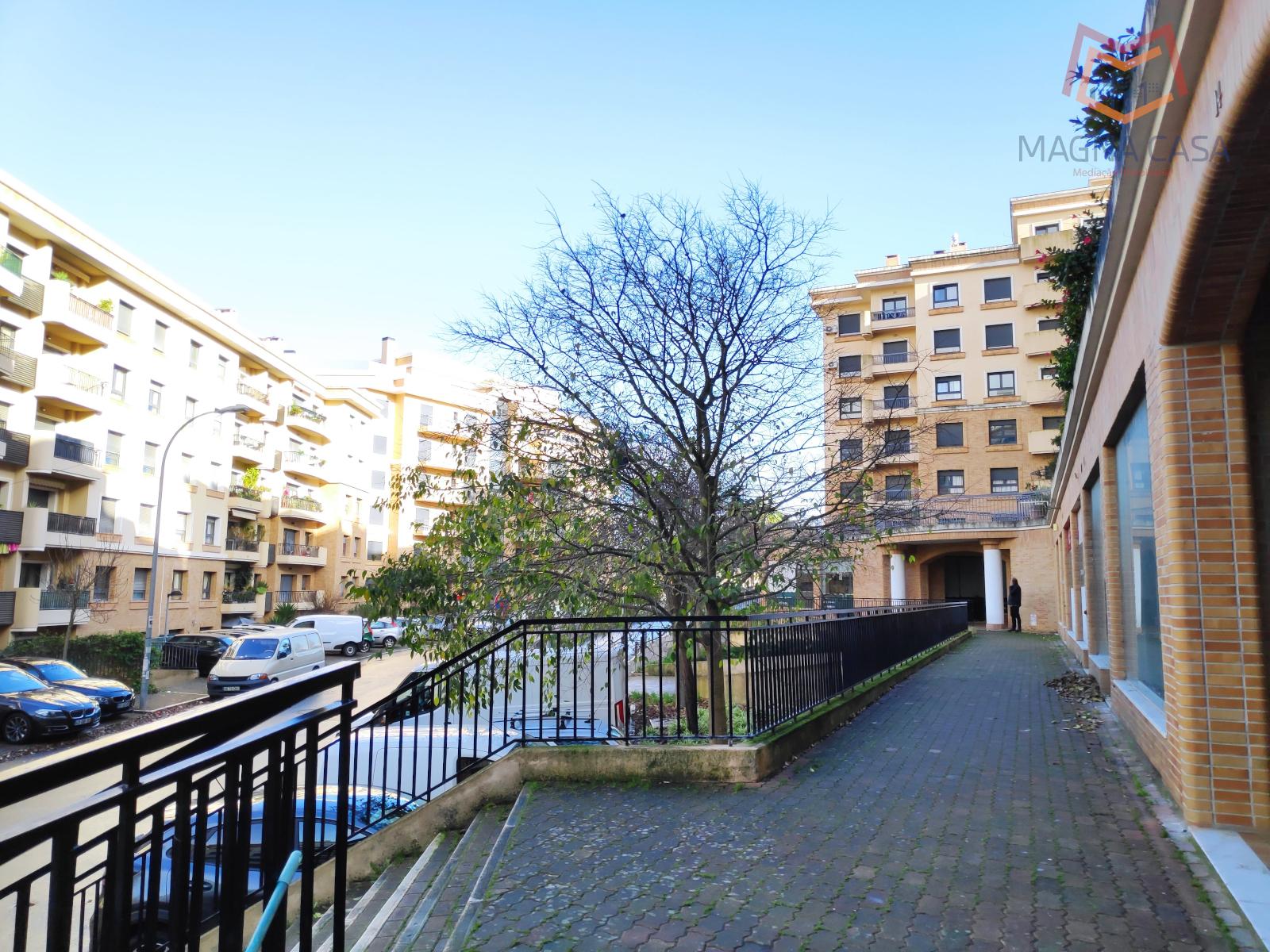 Loja na Quinta do Almirante, Santo António dos Cavaleiros, Loures