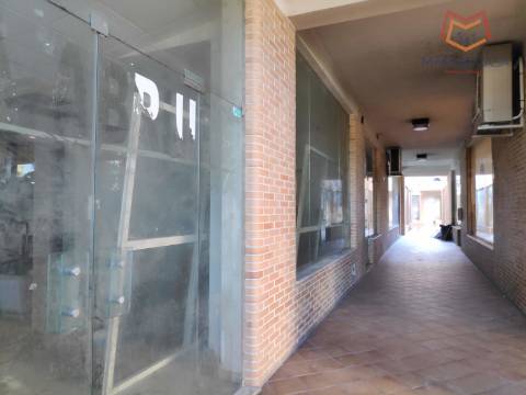 Loja na Quinta do Almirante, Santo António dos Cavaleiros, Loures