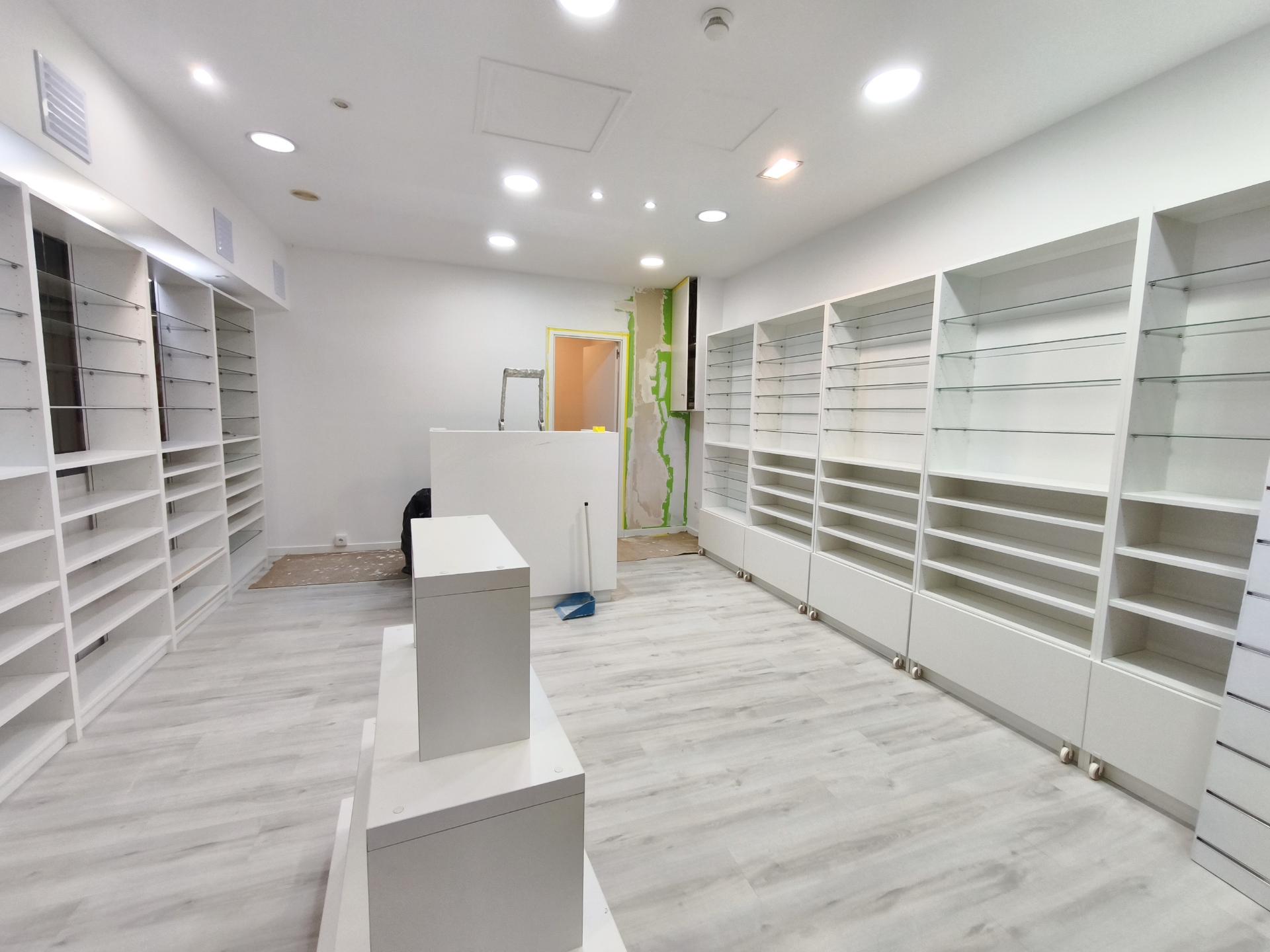 Loja no Centro Comercial das Palmeiras em Oeiras. Oportunidade Única