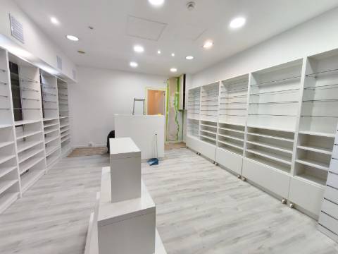 Loja no Centro Comercial das Palmeiras em Oeiras. Oportunidade Única