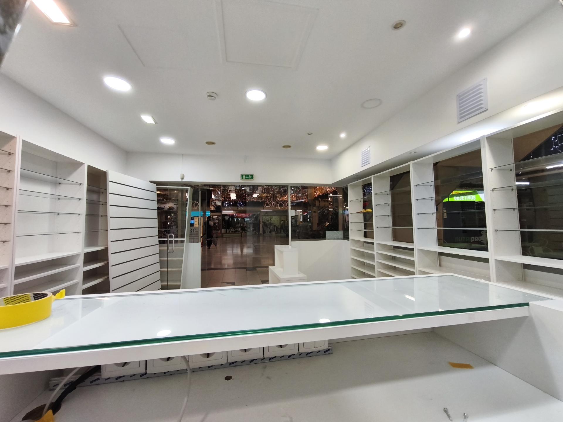 Loja no Centro Comercial das Palmeiras em Oeiras. Oportunidade Única