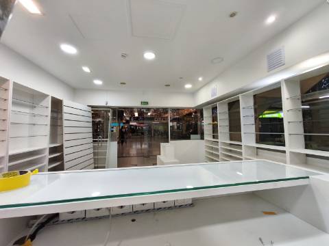 Loja no Centro Comercial das Palmeiras em Oeiras. Oportunidade Única