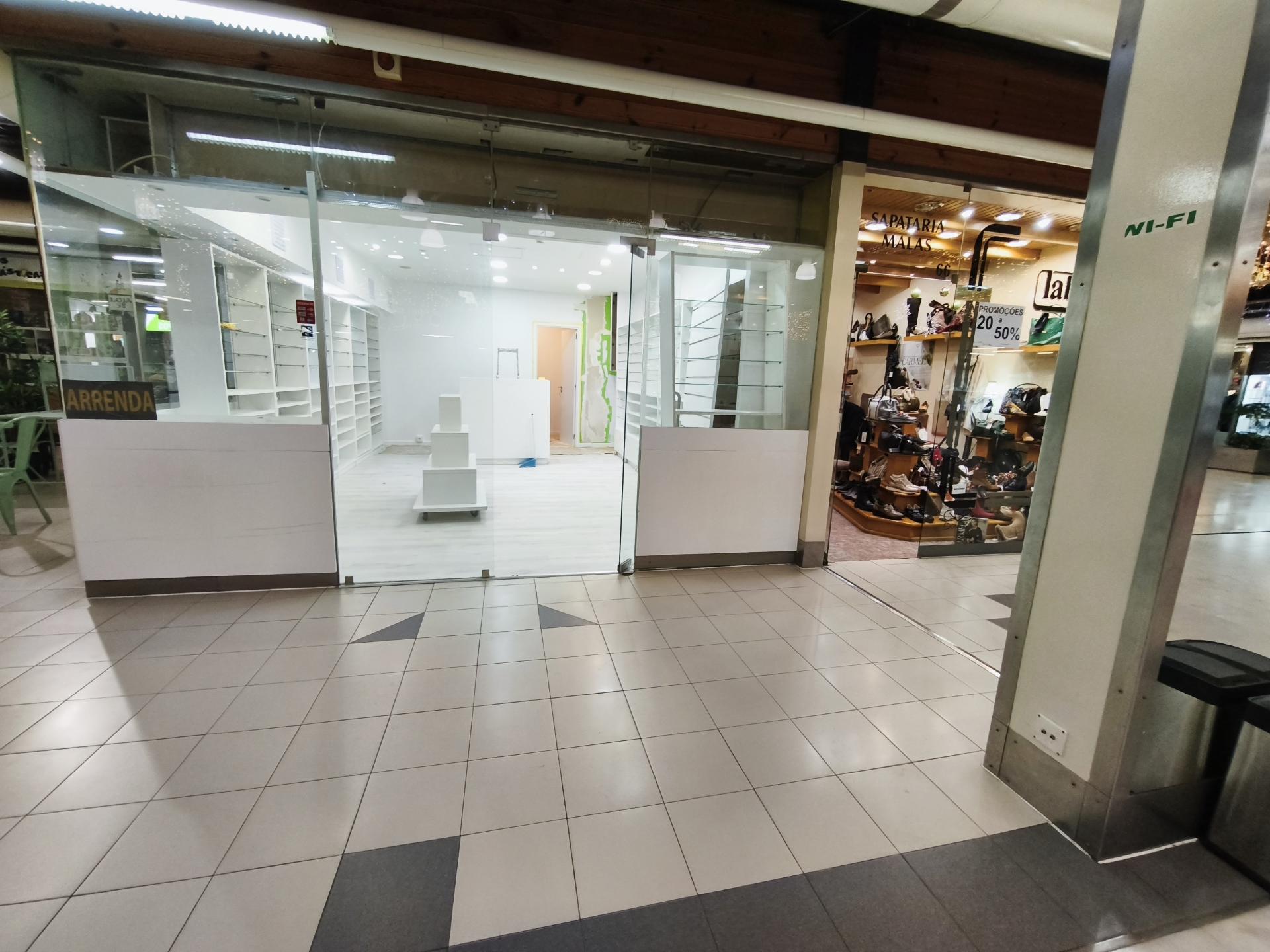 Loja no Centro Comercial das Palmeiras em Oeiras. Oportunidade Única