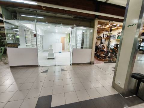 Loja no Centro Comercial das Palmeiras em Oeiras. Oportunidade Única