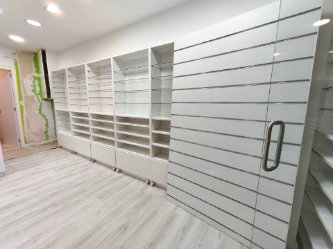 Loja no Centro Comercial das Palmeiras em Oeiras. Oportunidade Única