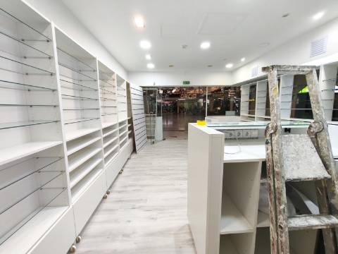 Loja no Centro Comercial das Palmeiras em Oeiras. Oportunidade Única