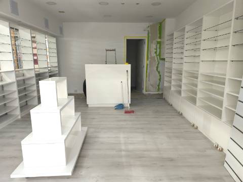 Loja no Centro Comercial das Palmeiras em Oeiras. Oportunidade Única