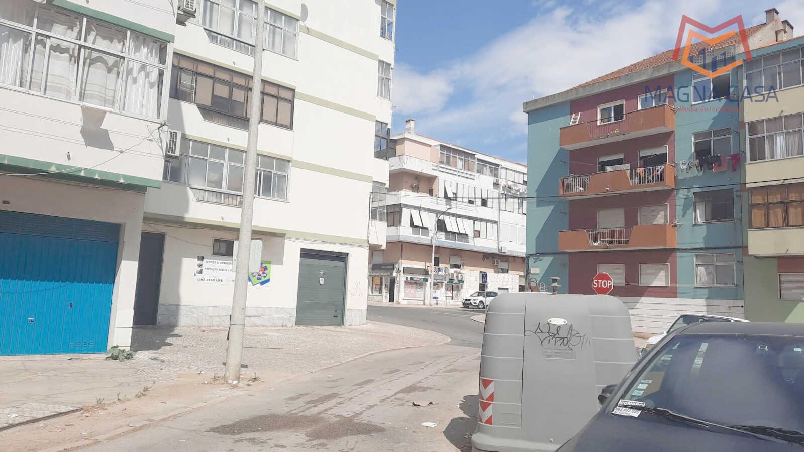 ESPAÇO COMERCIAL / LOJA, em ótimo estado, para ARRENDAMENTO em Alto do Seixalinho - Barreiro, muito bem localizado