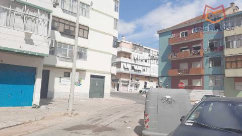 ESPAÇO COMERCIAL / LOJA, em ótimo estado, para ARRENDAMENTO em Alto do Seixalinho - Barreiro, muito bem localizado