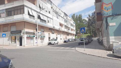 ESPAÇO COMERCIAL / LOJA, em ótimo estado, para ARRENDAMENTO em Alto do Seixalinho - Barreiro, muito bem localizado