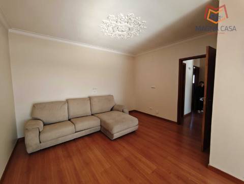 T2 (3 assoalhadas) com Boa Distribuição de Áreas - Rua do Mirante, Queluz-Pendão