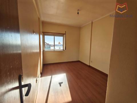 T2 (3 assoalhadas) com Boa Distribuição de Áreas - Rua do Mirante, Queluz-Pendão