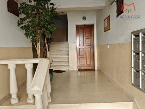 T2 (3 assoalhadas) com Boa Distribuição de Áreas - Rua do Mirante, Queluz-Pendão