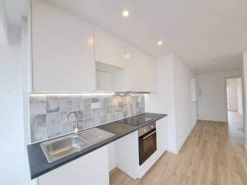 Apartamento T2 com varanda para venda em Camarate, Loures - Lisboa