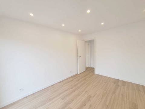 Apartamento T2 com varanda para venda em Camarate, Loures - Lisboa