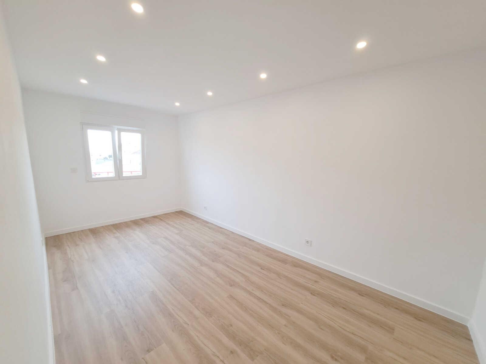 Apartamento T2 com varanda para venda em Camarate, Loures - Lisboa