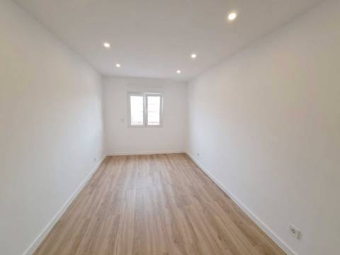 Apartamento T2 com varanda para venda em Camarate, Loures - Lisboa