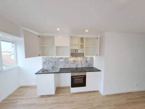 Apartamento T2 com varanda para venda em Camarate, Loures - Lisboa