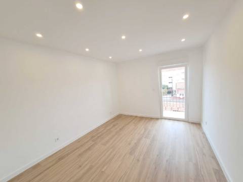 Apartamento T2 com varanda para venda em Camarate, Loures - Lisboa