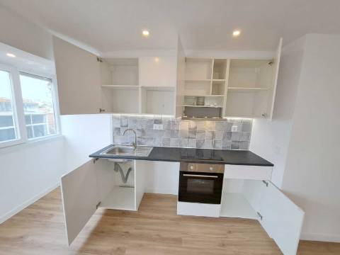 Apartamento T2 com varanda para venda em Camarate, Loures - Lisboa