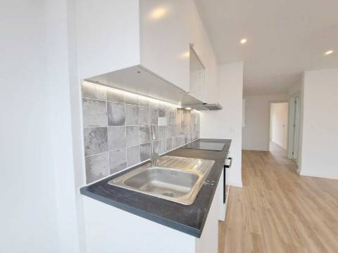 Apartamento T2 com varanda para venda em Camarate, Loures - Lisboa