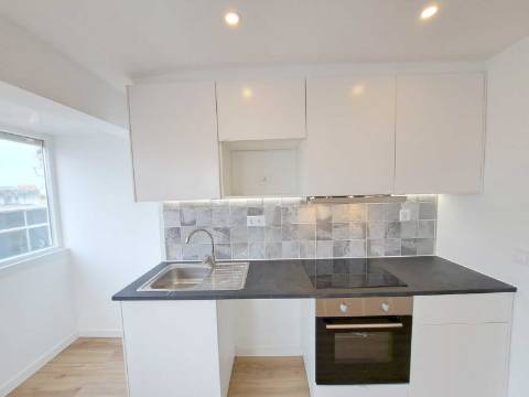 Apartamento T2 com varanda para venda em Camarate, Loures - Lisboa