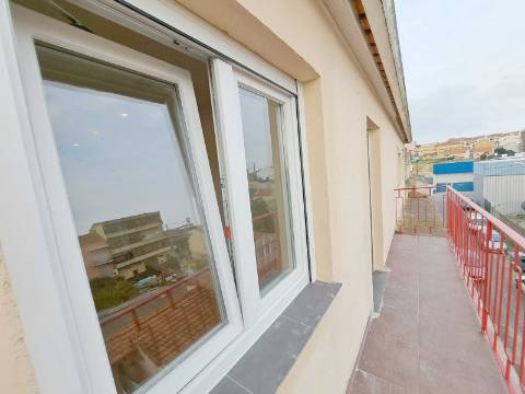 Apartamento T2 com varanda para venda em Camarate, Loures - Lisboa