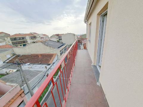 Apartamento T2 com varanda para venda em Camarate, Loures - Lisboa