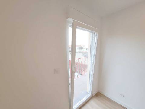 Apartamento T2 com varanda para venda em Camarate, Loures - Lisboa