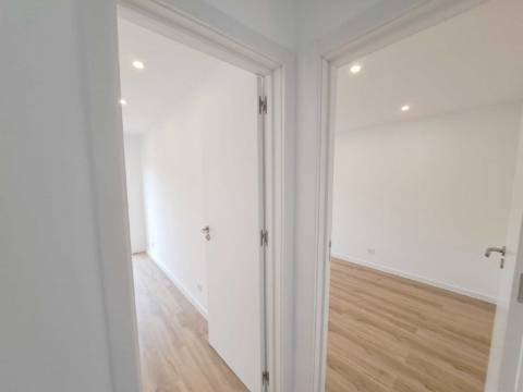 Apartamento T2 com varanda para venda em Camarate, Loures - Lisboa