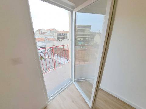 Apartamento T2 com varanda para venda em Camarate, Loures - Lisboa